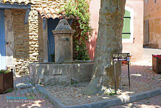 Cabrières d'Avignon, fontaine