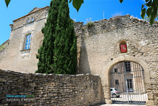 Cabrières d'Avignon, porte du château