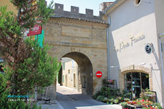 Camaret sur Aigues, gate of the old village