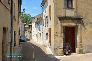 Camaret sur Aigues, tiny street