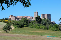 Caseneuve, the village and the castle