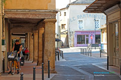 Cavaillon, street and arcades