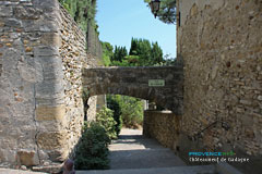 Chateauneuf in Gadagne, vaulted passageway