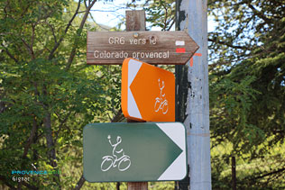 Gignac, signpost hiking and cycling trail