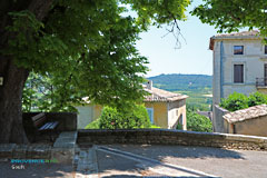 Goult, banc avec vue sur un paysage du Luberon