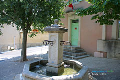 Jonquerettes, fontaine de la mairie