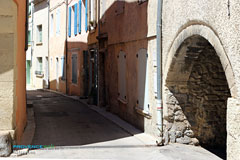 Malaucene, street and vaulted passageway