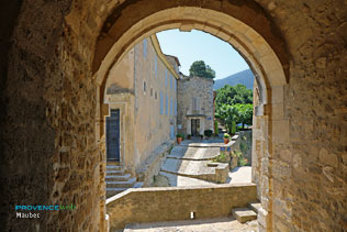 Maubec, vaulted passageway