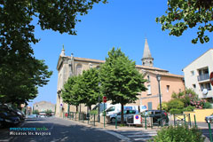 Morières lès Avignon, rue et église