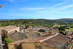 Murs, toits du village et paysage du Luberon
