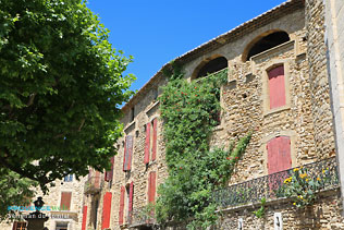 Serignan du Comtat, stone houses