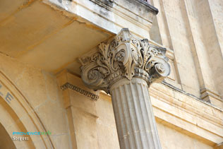 Sorgues, colonne sous le balcon de la mairie