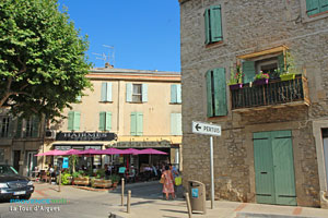 La Tour d'Aigues, place et terrasse de café