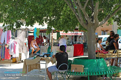 Villes sur Auzon, marché provençal