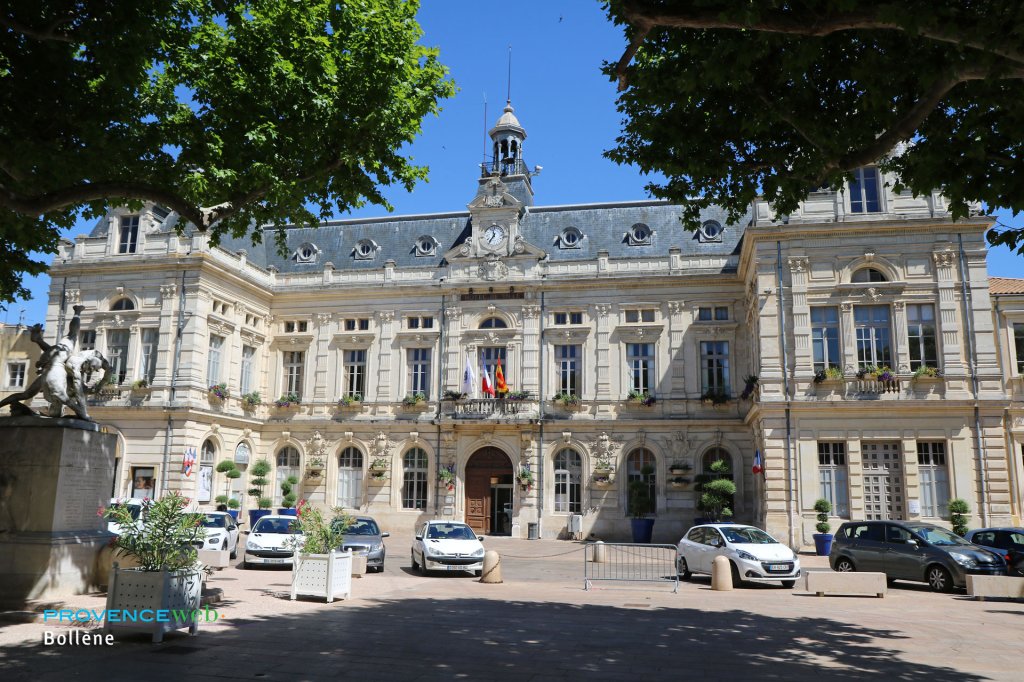 Hôtel de ville de Bollène.